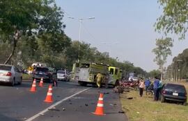 Bomberos llegaron a la zona y rescataron a la víctima que quedó atrapada dentro de su vehículo.