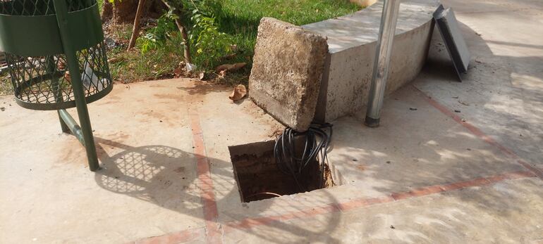 El interior de la plaza también está lleno de pozos con cables a la vista.