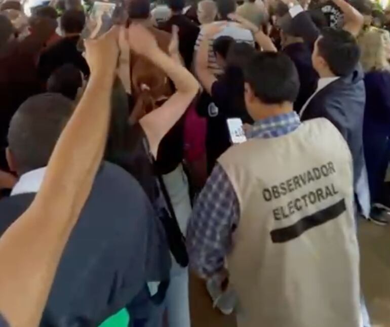 Orden de retirar a quienes usan chalecos y credenciales de 'Observador Electoral' sin autorización del TJSE.