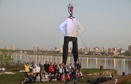 El “Judas Kai” de 10 metros de altura fue sin dudas la máxima atracción del fiesta de San Juan en el Club Nacional de Regatas “El Mbiguá”, donde la gente se tomó fotos con la estructura.
