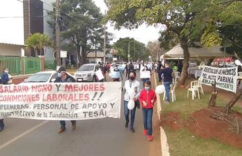 Los funcionarios de la fundación Tesãi marcharon esta mañana por la avenida Bernardino Caballero, frente al hospital del Área 2.