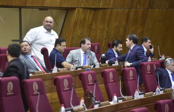El diputado Jatar Fernández (de pie), exbarrabrava, junto a Antonio Buzarquis, uno de los que apoyaron ayer la iniciativa. A su lado conversan los diputados Rodrigo Blanco y Freddy Franco.