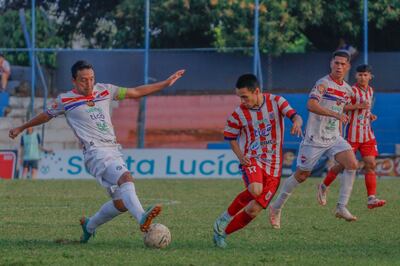 El capitán "alfarero" Cristhian Guzmán disputa por el esférico ante la presencia de Carlos Franco. (Foto: APF)