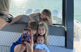 Esta es la tierna postal compartida por Enrique Iglesias, donde se ve a Anna Kournikova y sus cuatro hijos.