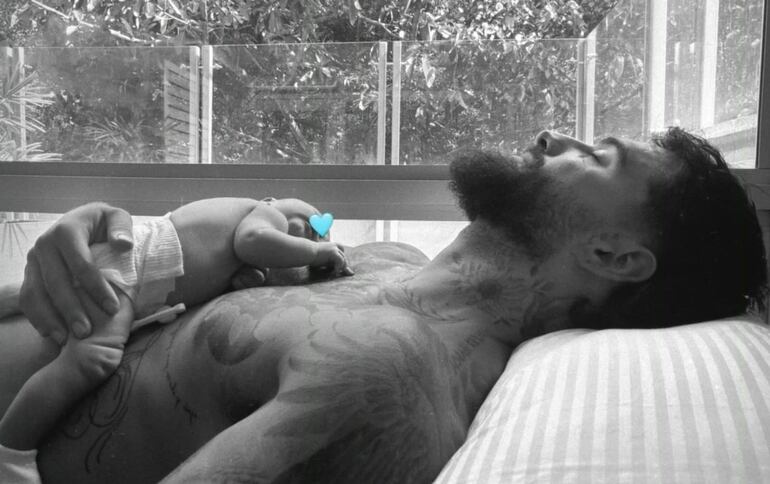 ¡Tierna postal! Papá Maluma con el recién nacido Orión en su pecho. (Instagram/Maluma)