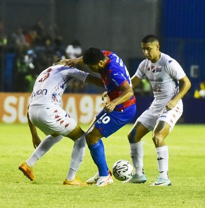 Franciso Báez y Jordan Santacruz evitan que Cecilio Domínguez pueada avanzar con el balón.