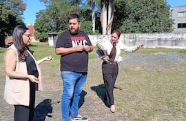 En la imagen, la representante legal de la familia Ozcariz, Ingrid Schafer; Alexis Ozcariz, nieto del titular; y la abogada Carmen Rodríguez, recorriendo el inmueble que sería de la familia Ozcariz.