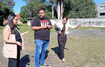 En la imagen, la representante legal de la familia Ozcariz, Ingrid Schafer; Alexis Ozcariz, nieto del titular; y la abogada Carmen Rodríguez, recorriendo el inmueble que sería de la familia Ozcariz.