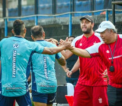 El experimentado Robert Pereira Molina (con kepis) dirige técnicamente al Sportivo Limpeño.