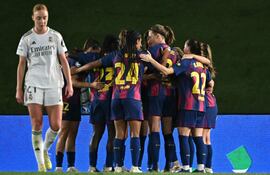 Los jugadores del Barcelona celebran un gol en el partido frente a Real Madrid C.F. Femenino por la ida de los cuartos de final de la Champions League Femenina 2025-2026 en el estadio Alfredo di Stefano, en Madrid, España.