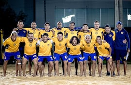 Plantel del Sportivo Luqueño que disputará la Libertadores de Beach Soccer en Brasil, desde este domingo.