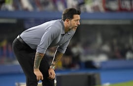 El uruguayo Jorge Bava, entrenador de Cerro Porteño, durante el partido frente a Recoleta FC por la fecha 8 del torneo Apertura 2026 de la Primera División de Paraguay en el estadio La Nueva Olla, en Asunción, Paraguay.