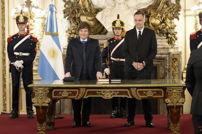 Fotografía cedida este miércoles por la Presidencia de Argentina del mandatario Javier Milei (ci) posando junto al nuevo jefe de Gabinete de Ministros Manuel Adorni (d) en el Salón Blanco de la Casa Rosada en Buenos Aires (Argentina).