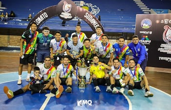 Cotas Jrs. se consagró campeón del Sudamericano Zona Sur de fútbol de salón que se disputó en Asunción. Los bolivianos se impusieron en penales a Atenas, en la final.
MQ Fotografías