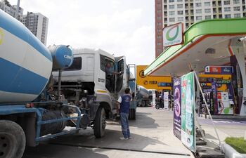 Un camión hormigonera sale tras ser informado de que se ha agotado el combustible diésel durante la interrupción del suministro de gasolina en la gasolinera Bangchak de Bangkok, Tailandia, el 17 de marzo de 2026.