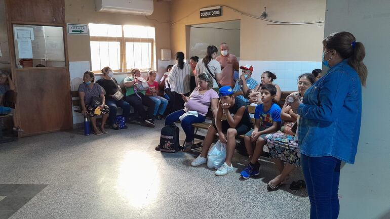 Pasillo lleno en el Hospital de Ñemby. 