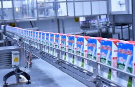 La planta industrial de Lactolanda procesa más de 1.000.000 de litros de leche por día, la mayor industria láctea del país.