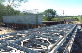 Los materiales de metal para el nuevo puente ya se encuentran en el lugar de la obra y solamente se aguarda la colocación de los mismos