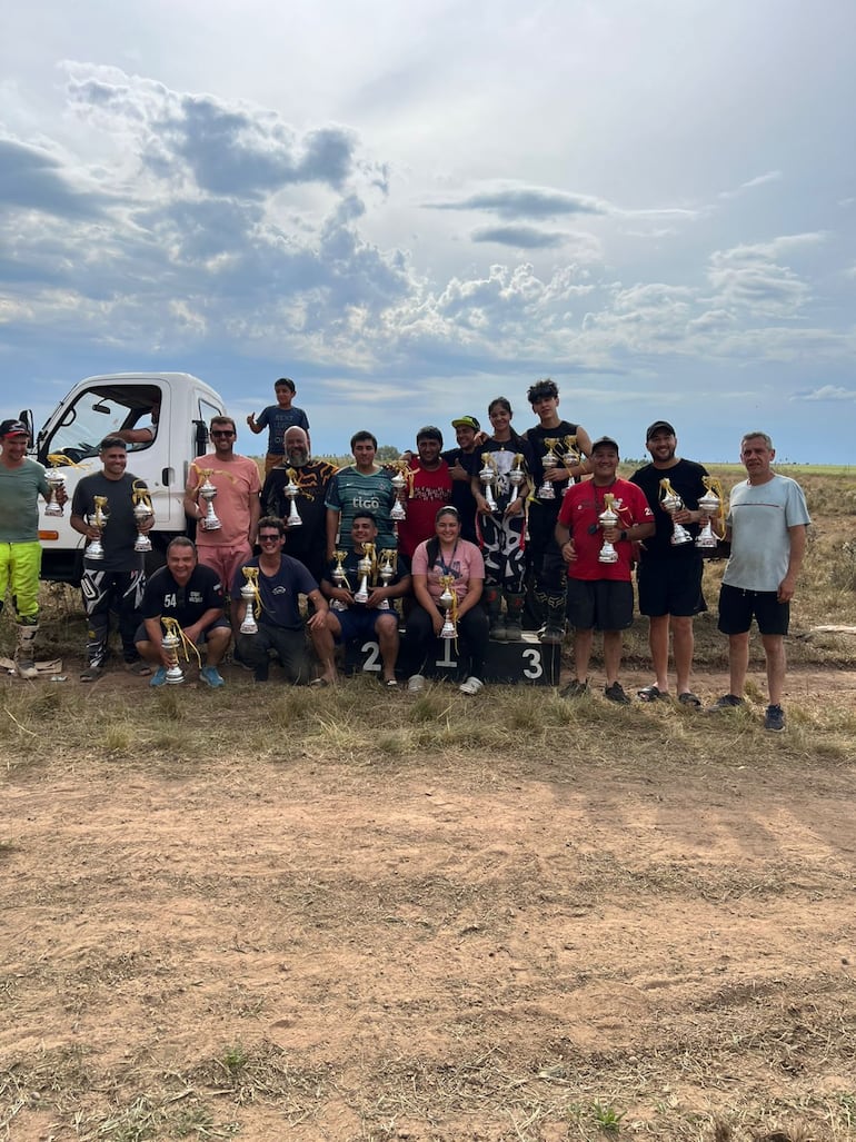 Los protagonistas de la primera fecha posan con sus respectivos trofeos tras lo que fue una espectacular jornada.  