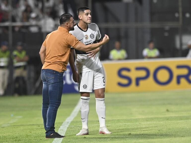 Julio César Cáceres (i), entrenador de Olimpia, conversando con el defensor Luis Zárate durante el partido contra Guaireña en el Manuel Ferreira de Asunción por la quinta fecha del torneo Apertura 2023 del fútbol paraguayo.