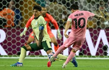 Lionel Messi, a punto de pegarle al arco frente al defensor paraguayo Gustavo Gómez, en el encuentro entre el Inter de Miami y el Palmeiras, por el grupo A del Mundial de Clubes.