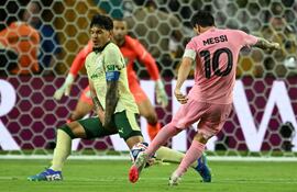 Lionel Messi remata ante la marca del paraguayo Gustavo Gómez.
