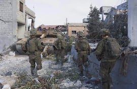 Actividad de las tropas durante la ofensiva terrestre del Ejército de Israel en el sur del Líbano iniciada a principios de mes. El Ejército de Israel ordenó este jueves la evacuación inmediata, en un radio de al menos 500 metros, de edificios en el oriental valle de la Becá y en la urbe de Tiro (sur), supuestamente ubicados “cerca de instalaciones e intereses de Hizbulá”, tras una jornada en la que atacó 150 “objetivos” en el país, como armamento y lanzadores.