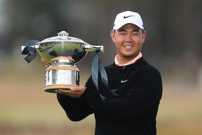 Tom Kim, con el trofeo de ganador del Abierto de Escocia.