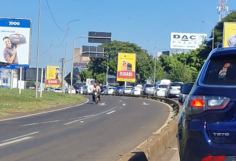 La fila hacia el lado brasileño se extendió por varios kilómetros.