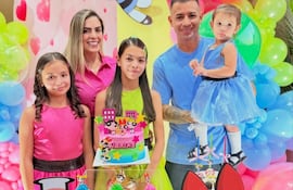 Derlis González y Karimi Chávez con la cumpleañera Karimi Eliane y sus hermanitas Isabella y Kerly.