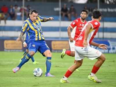 Desde buena posición, el Ropero, Federico Santander (33 años), realizó un lánguido remate ante la mirada del volante central “militar” Juan Alexander Franco (22).