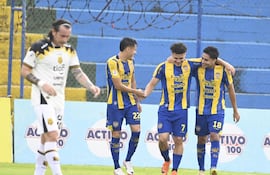 Los futbolistas del Sportivo Luqueño celebran un gol en el partido ante Guaraní por la sexta fecha del torneo Apertura 2026 de la Primera División de Paraguay en el estadio Erico Galeano, en Capiatá, Paraguay.