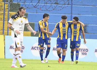 Los futbolistas del Sportivo Luqueño celebran un gol en el partido ante Guaraní por la sexta fecha del torneo Apertura 2026 de la Primera División de Paraguay en el estadio Erico Galeano, en Capiatá, Paraguay.