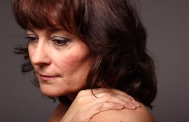 Mujer en la posmenopausia, imagen ilustrativa.