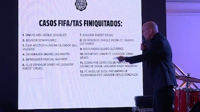 Miguel Cardona, presidente de Olimpia, muestra los doce casos FIFA/TAS que resolvió para disminuir la deuda del club.