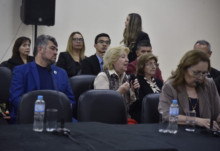 La doctora Ana Campuzano, durante su intervención en el conversatorio de la Aneaes.