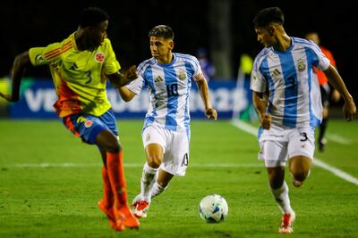 AME4352. VALENCIA (VENEZUELA), 26/01/2025.- Agustin Ruberto (c) de Argentina disputa un balón con Kener González de Colombia este domingo, durante un partido del grupo B del Campeonato Sudamericano sub-20 entre las selecciones de Colombia y Argentina en el estadio Polideportivo Misael Delgado en Valencia (Venezuela). EFE/ Juan Carlos Hernández
AME4340. VALÈNCIA (VENEZUELA), 26/01/2025.- Agustin Ruberto (d) de l'Argentina disputa un balón amb Kener Gonzalez de Colòmbia aquest diumenge, durant un partit del grup B del Campionat Sud-americà sub-20 entre les seleccions de Colòmbia i Argentina a l'estadi Poliesportiu Misael Delgado a València (Veneçuela). EFE/ Juan Carlos Hernández
