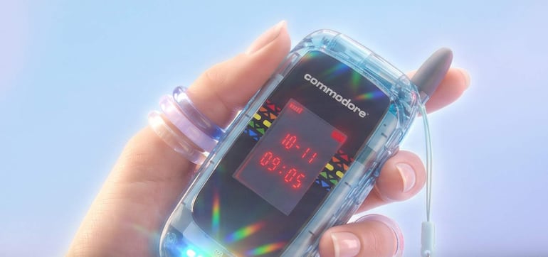 Teléfonos móviles en exposición, destacando un Commodore Callback 8020 con diseño clásico y pantalla en colores vivos.