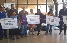 Acto de entrega de víveres a representantes de cuatro instituciones que asisten a personas vulnerables.