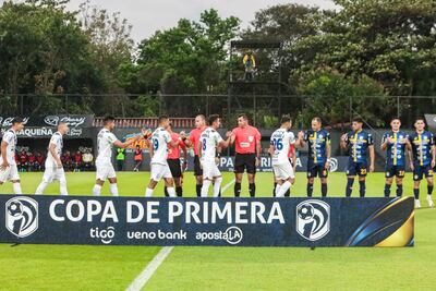 El saludo entre los jugadores de Sportivo Trinidense y Sportivo Ameliano, en el encuentro correspondiente a la primera rueda del torneo Clausura 2025, disputado en el estadio Martín Torres.