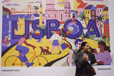 Una mujer habla por su teléfono móvil en la Web Summit de Lisboa 2025, en Lisboa, Portugal, el 12 de noviembre de 2025. La Web Summit 2025, considerada la conferencia de tecnología más grande del mundo, se celebra del 10 al 13 de noviembre