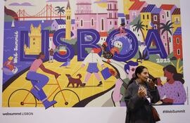 Una mujer habla por su teléfono móvil en la Web Summit de Lisboa 2025, en Lisboa, Portugal, el 12 de noviembre de 2025. La Web Summit 2025, considerada la conferencia de tecnología más grande del mundo, se celebra del 10 al 13 de noviembre