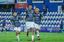 Rodrigo Mosqueda (centro), celebra el segundo tanto del 12 de Octubre de Itauguá, el del empate transitorio, en el encuentro ante Atlántida SC. (Foto: @CopaParaguayAPF)