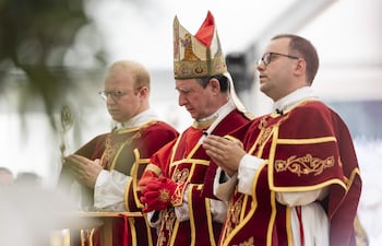 Alfonso de Galarreta (C), obispo de la Sociedad de San Pio X, durante la consagración de nuevos obispos, sin autorización del Vaticano.