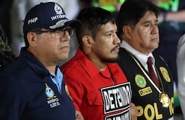 El peruano Erick Moreno Hernández, conocido como 'El Monstruo' (c), es custodiado por integrantes de Policía Nacional del Perú en la Dirección de Aviación Policial (Diravpol) este miércoles, en Lima (Perú).