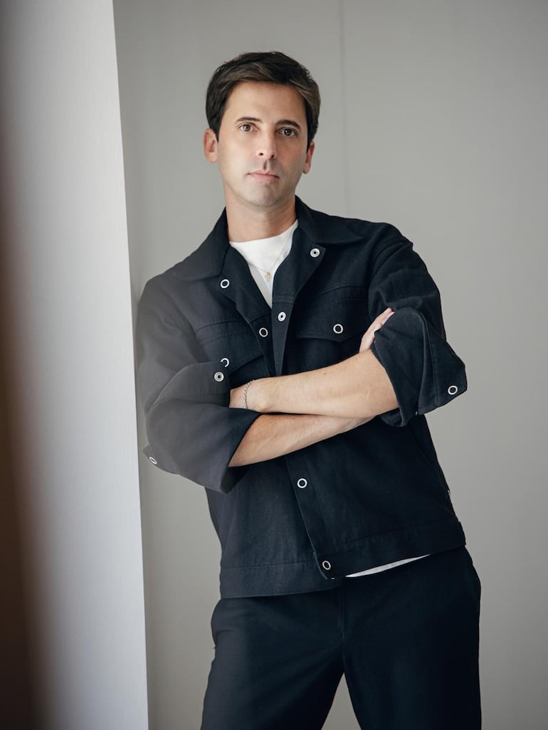 “Tuve el honor de trabajar bajo las direcciones creativas de Tom Ford, Matthew Blazy (que ahora es el director creativo de Chanel), Daniel Lee, y Jean Paul Gaultier”, nos contó Mateo Caligaris. (Negib Giha)