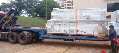 Momento en que la empresa procede a retirar parte de los equipos para el bloque quirúgico el Hospital Central. Fue el viernes último.