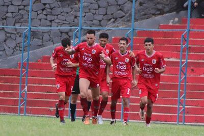 Festejo de Carlos Pérez, en el segundo tanto del "rojo matarife" en su triunfo de ayer sobre Oriental. (Foto: APF)
