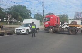 Camión con problemas mecánicos obstaculiza el tránsito en zona de Curva de la Muerte