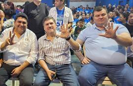De izq. a der.: El diputado Marcelo Salinas, Blas Llano y el senador Dionisio Amarilla, en un acto de apoyo a Sergio Estigarribia en las pasadas internas del 9 de julio.
